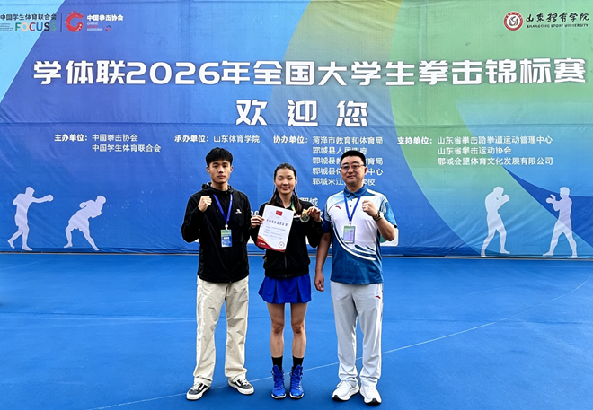 罗楠清夺冠后与教练马振东、学生助手黄家豪合影.png