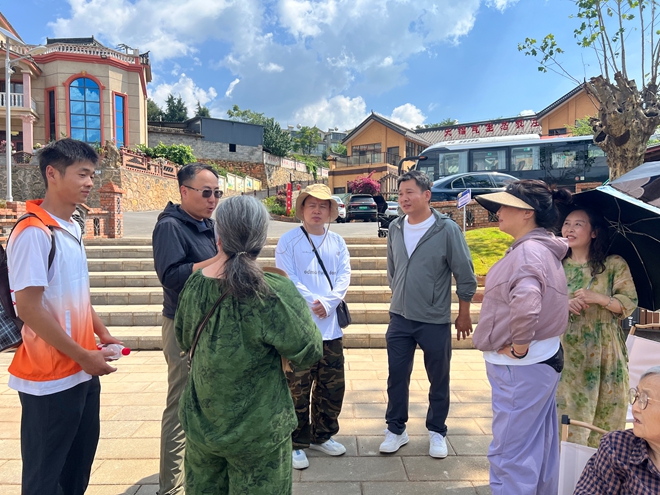 实践团队师生与旅居“新”村民访谈调研.jpg