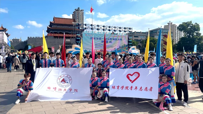 3.学院健美操拔尖人才班的队员合影留念.jpg