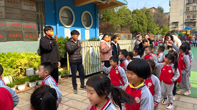 学生志愿者与小朋友亲切互动.png